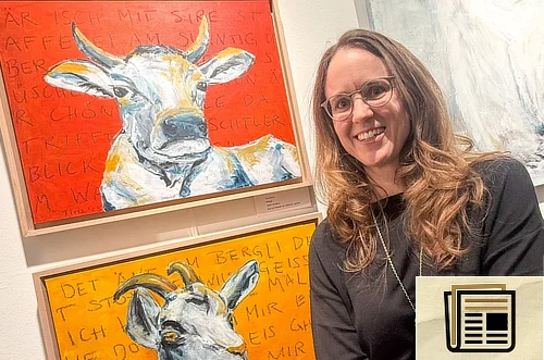 Künstlerin vor ihren Bildern bei der Ausstellung „Parkinson und Kreativität“ in Baden – Beitrag im Badener Tagblatt über Parkinson und Pinselstrich